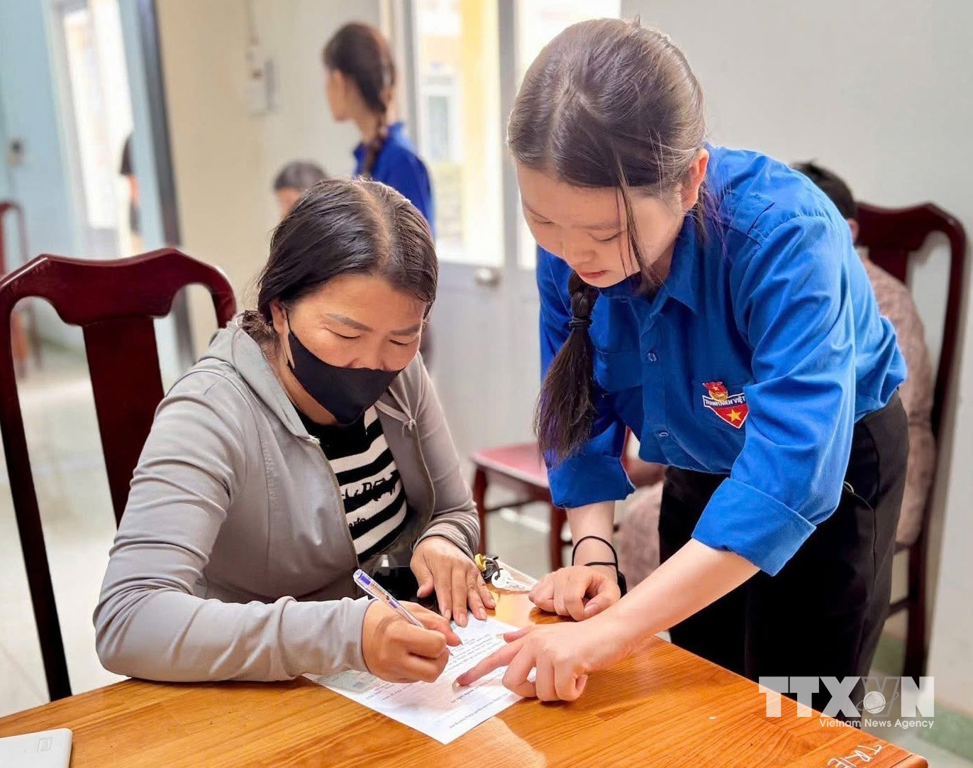 Tình nguyện viên đoàn thanh niên Trường Đại học Khánh Hòa hỗ trợ người dân làm thủ tục hành chính tại các trung tâm hành chính xã, phường của tỉnh Khánh Hòa. (Ảnh: Phan Sáu/TTXVN)